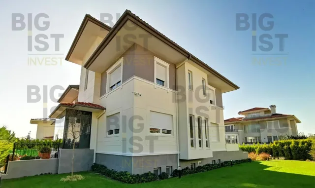 Magnificent Villa Right Next to the Marina — photo 2